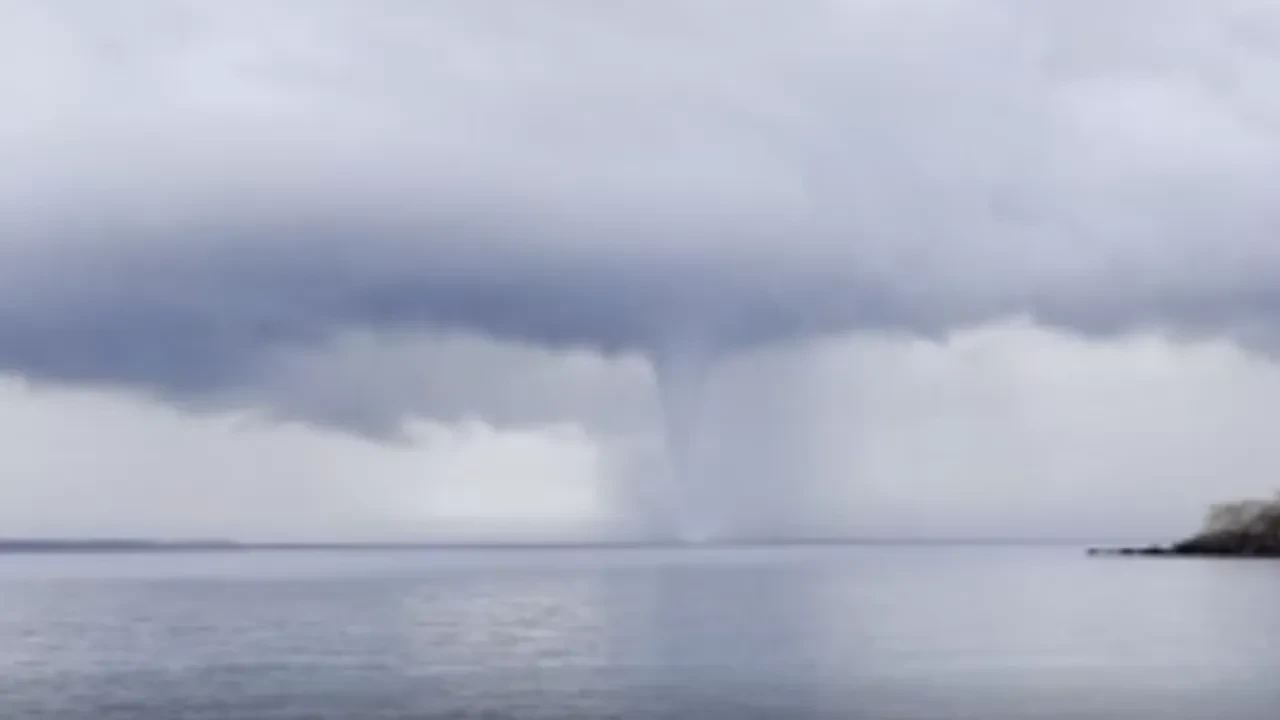 Bozcada açıklarındaki hortum korkuttu! Görenler kameralarına sarıldı