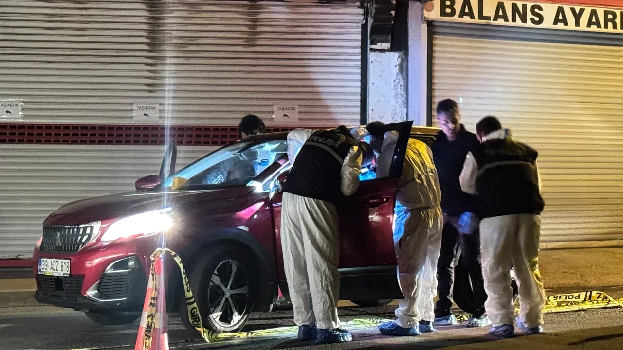 Büyükçekmece'de arabada kanlı kavga: 2 ölü, 1 ağır yaralı