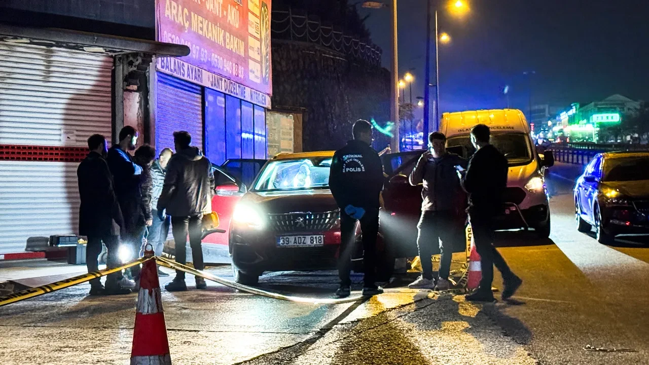 Büyükçekmece'de arabada kanlı kavga: 2 ölü, 1 yaralı