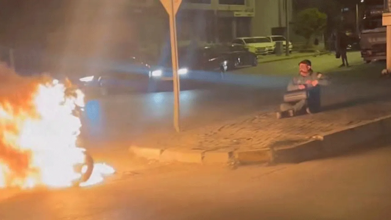 Çalışmayan motorunu ateşe verdi! Karşısına geçip alevleri keyifle izledi