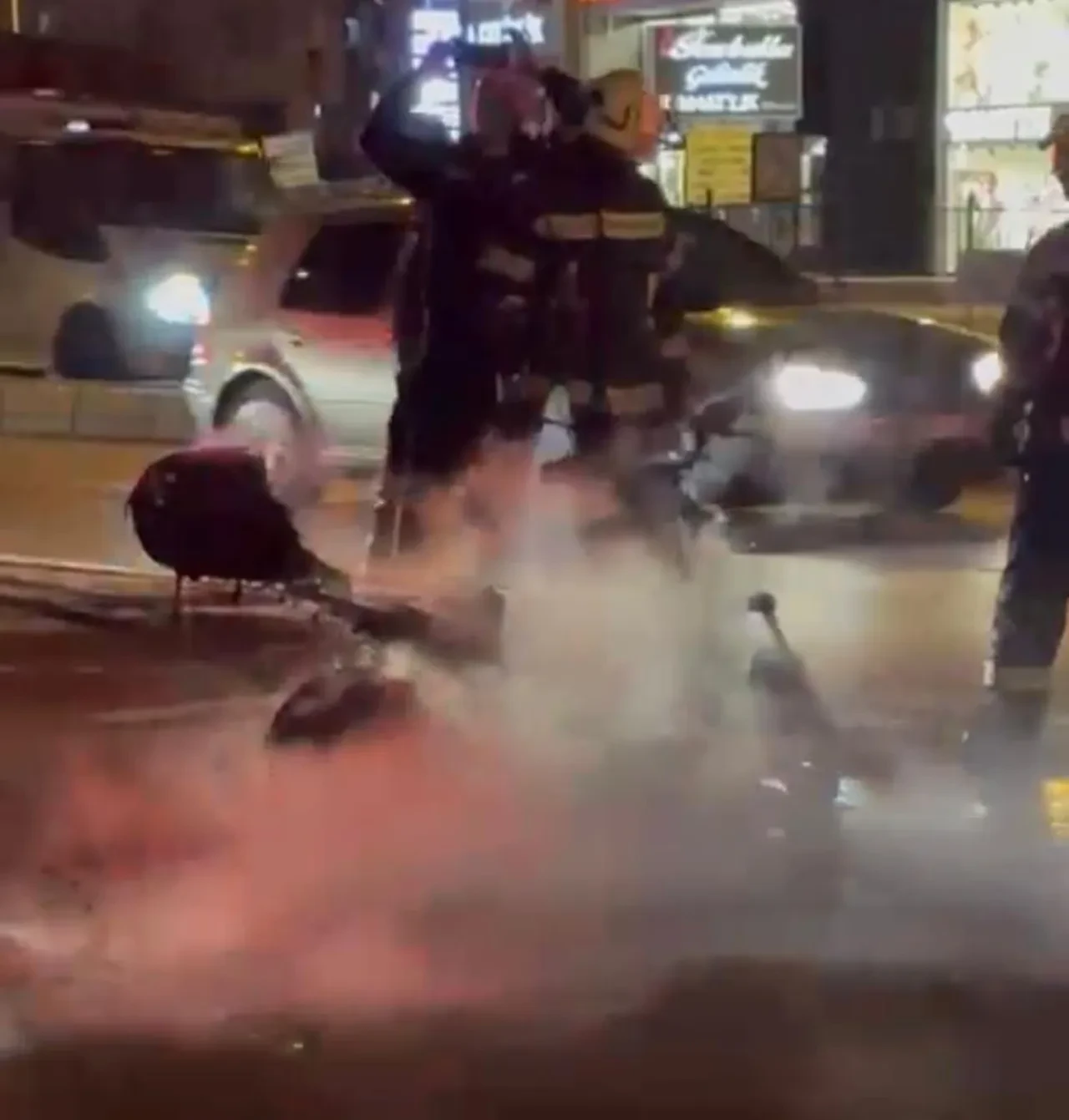 Çalışmayan motorunu ateşe verdi! Karşısına geçip alevleri keyifle izledi