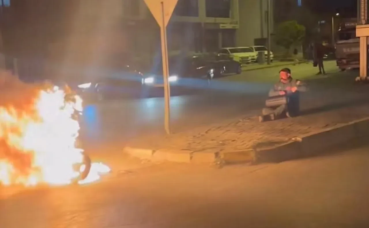 Çalışmayan motorunu ateşe verdi! Karşısına geçip alevleri keyifle izledi