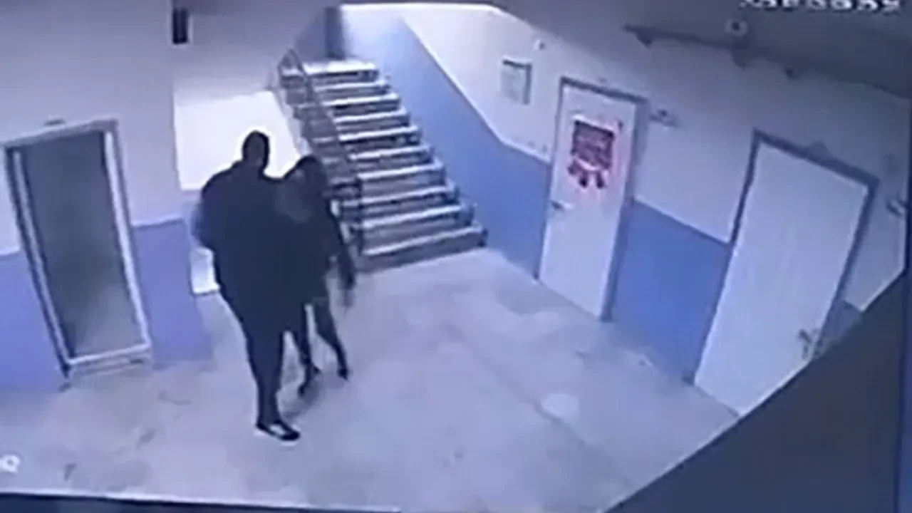 Cani müdür otizmli öğrencisini merdivenden itti! Vahşet anı kameralara böyle yansıdı