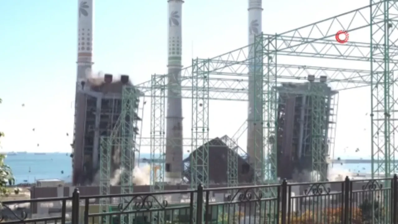 Çökme yaşanan termik santralde 2 kazan kulesi patlayıcıyla böyle yıkıldı