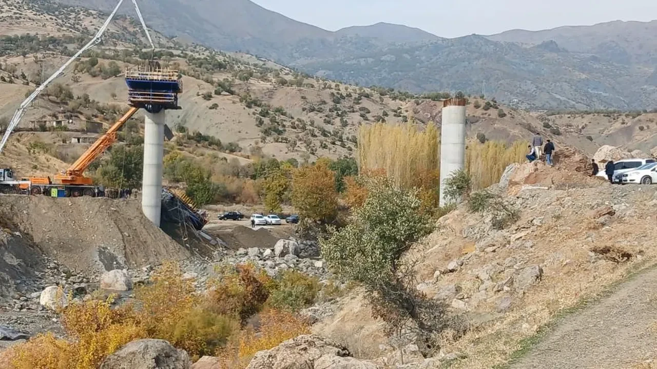 Diyarbakır'da köprü inşaatında çökme! Acı haber geldi: Çok sayıda ölü ve yaralı var