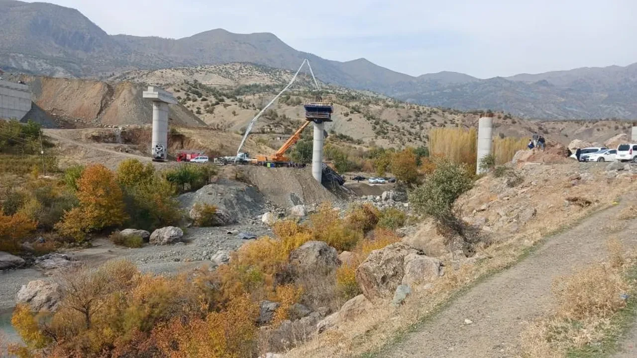 Diyarbakır'da köprü inşaatında çökme! Acı haber geldi: Çok sayıda ölü ve yaralı var