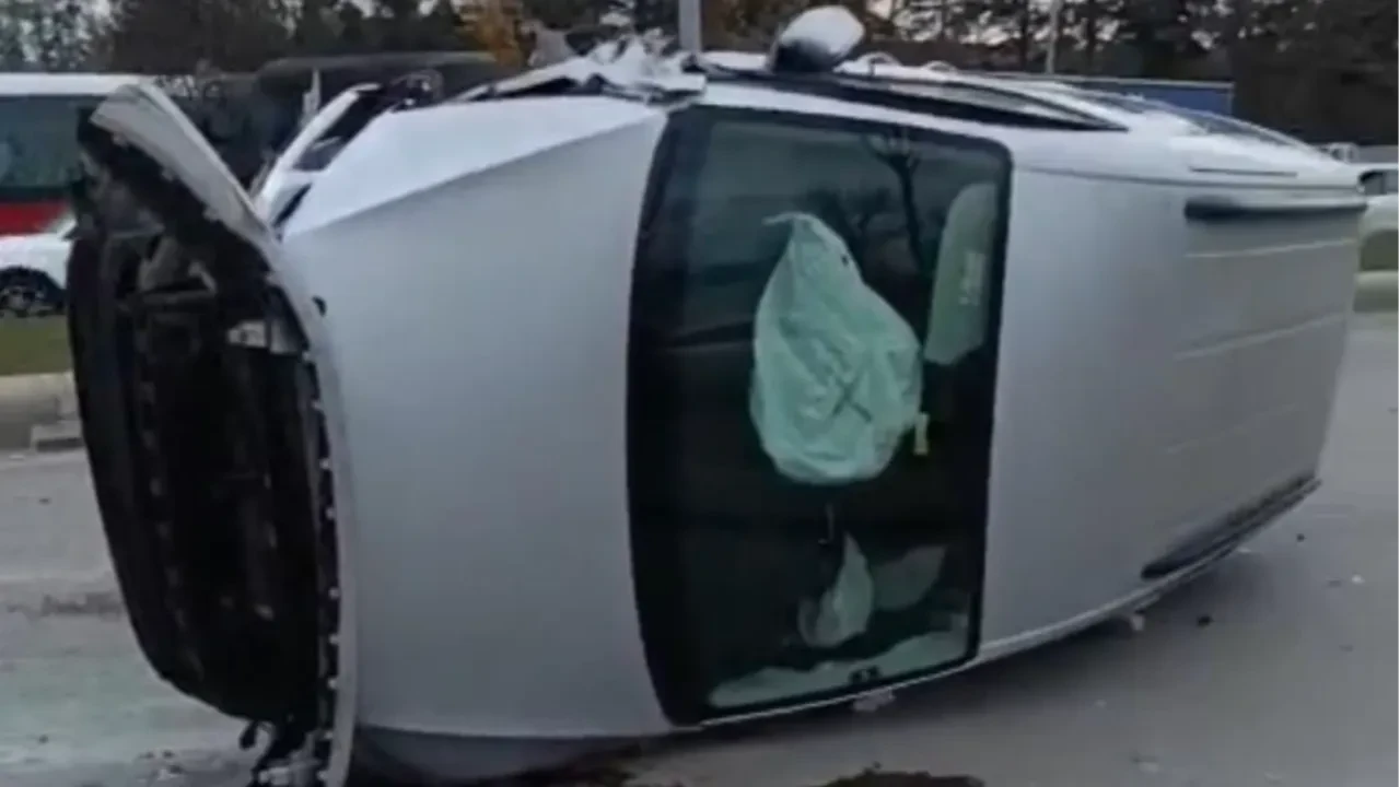 Eskişehir'de feci kaza kamerada: İki araç çarpıştı, biri takla attı