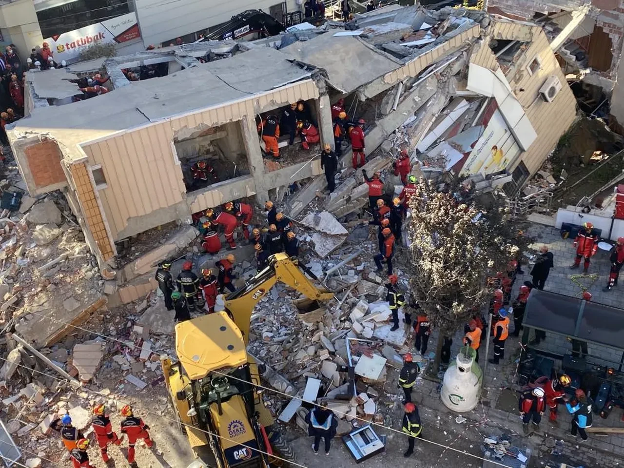 Gebze'de çöken binanın enkazından kurtarılan Dilara taburcu oldu! Ailesinin mezarını ziyaret etti