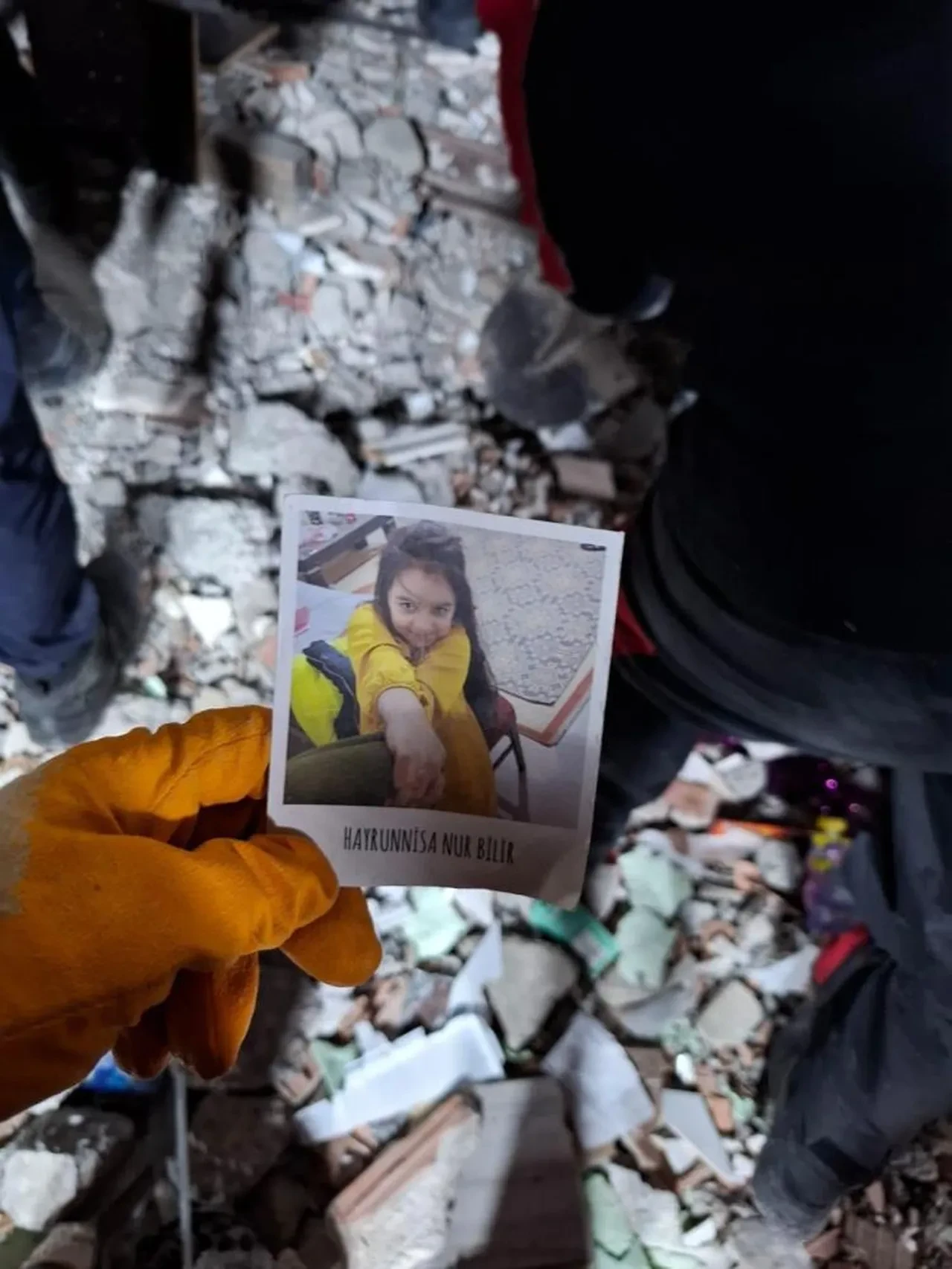 Gebze'de çöken binanın enkazından kurtarılan Dilara taburcu oldu! Ailesinin mezarını ziyaret etti