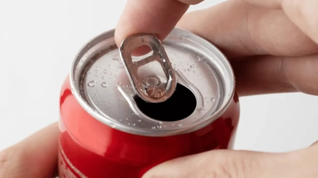 İçeceklerin kutusunun kapağındaki küçük deliğin dehası: Meğerse amacı pipet tutmak değilmiş!