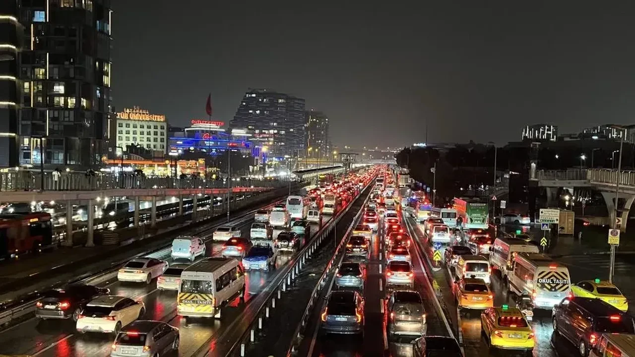 İstanbul'da iş çıkışı trafik çilesi! Yoğunluk haritası kıpkırmızı