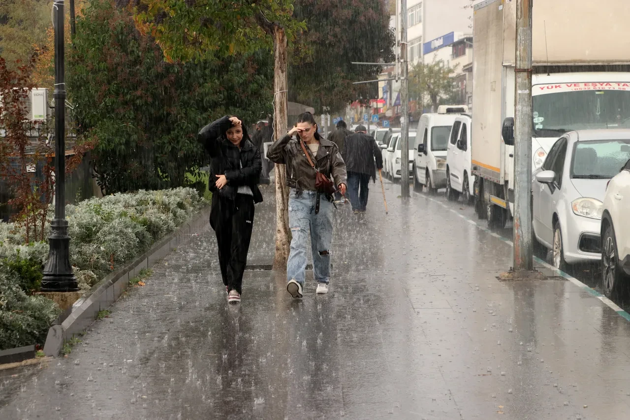 İstanbul'da sağanak ve soğuk alarmı! Meteoroloji uyardı: Günlerce sürecek
