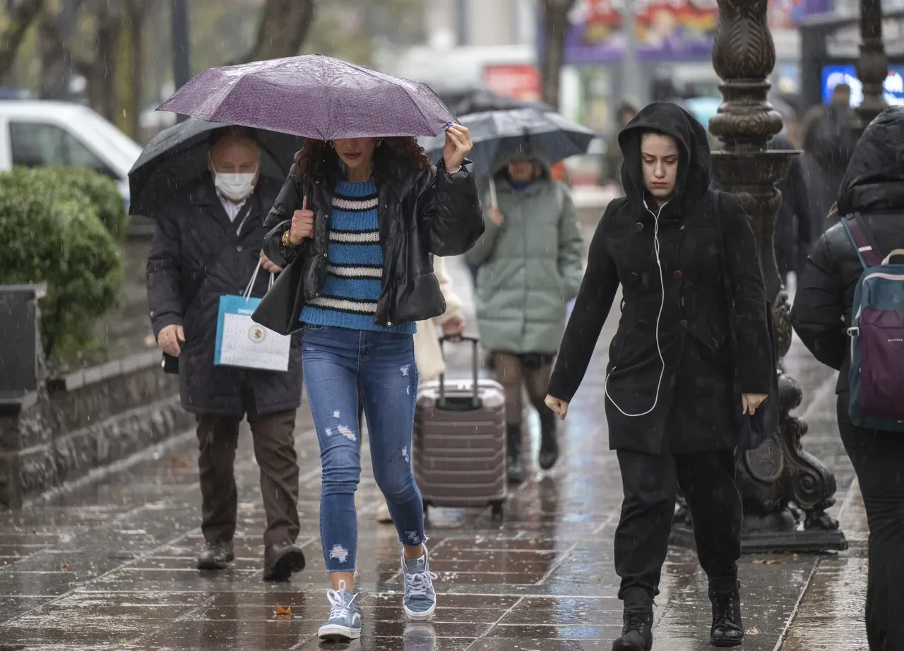 İstanbul'da sağanak ve soğuk alarmı! Meteoroloji uyardı: Günlerce sürecek
