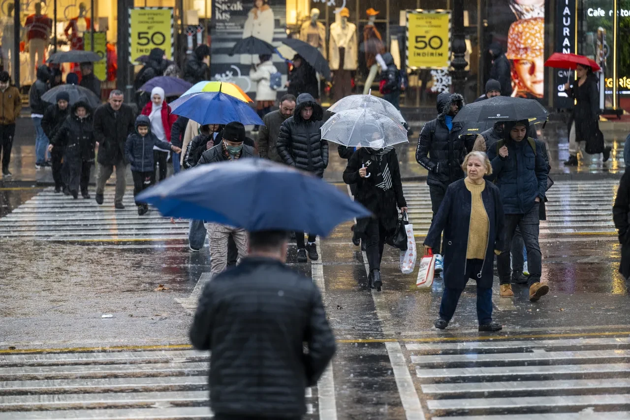İstanbul'da sağanak ve soğuk alarmı! Meteoroloji uyardı: Günlerce sürecek