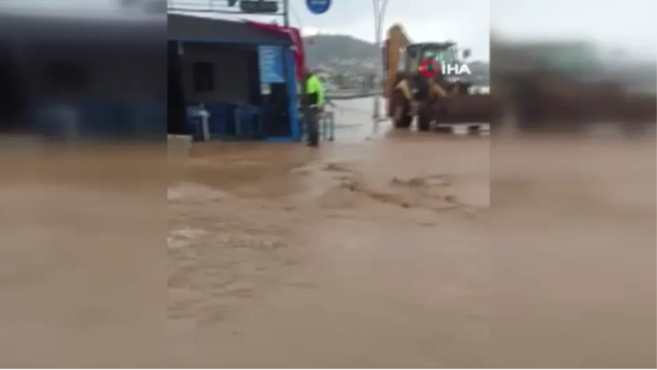 İzmir'de sağanak yağış başladı! Yollar göle döndü, ev ve iş yerlerini su bastı