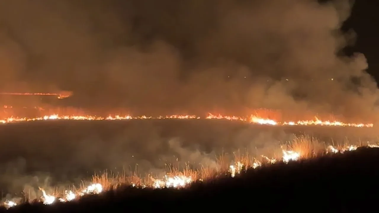 Kuş cenneti Nehil Sazlığı'ndaki yangın yerleşim yerlerine yayılıyor