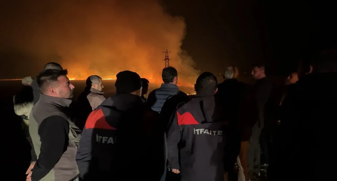 Kuş cenneti Nehil Sazlığı'ndaki yangın yerleşim yerlerine yayılıyor