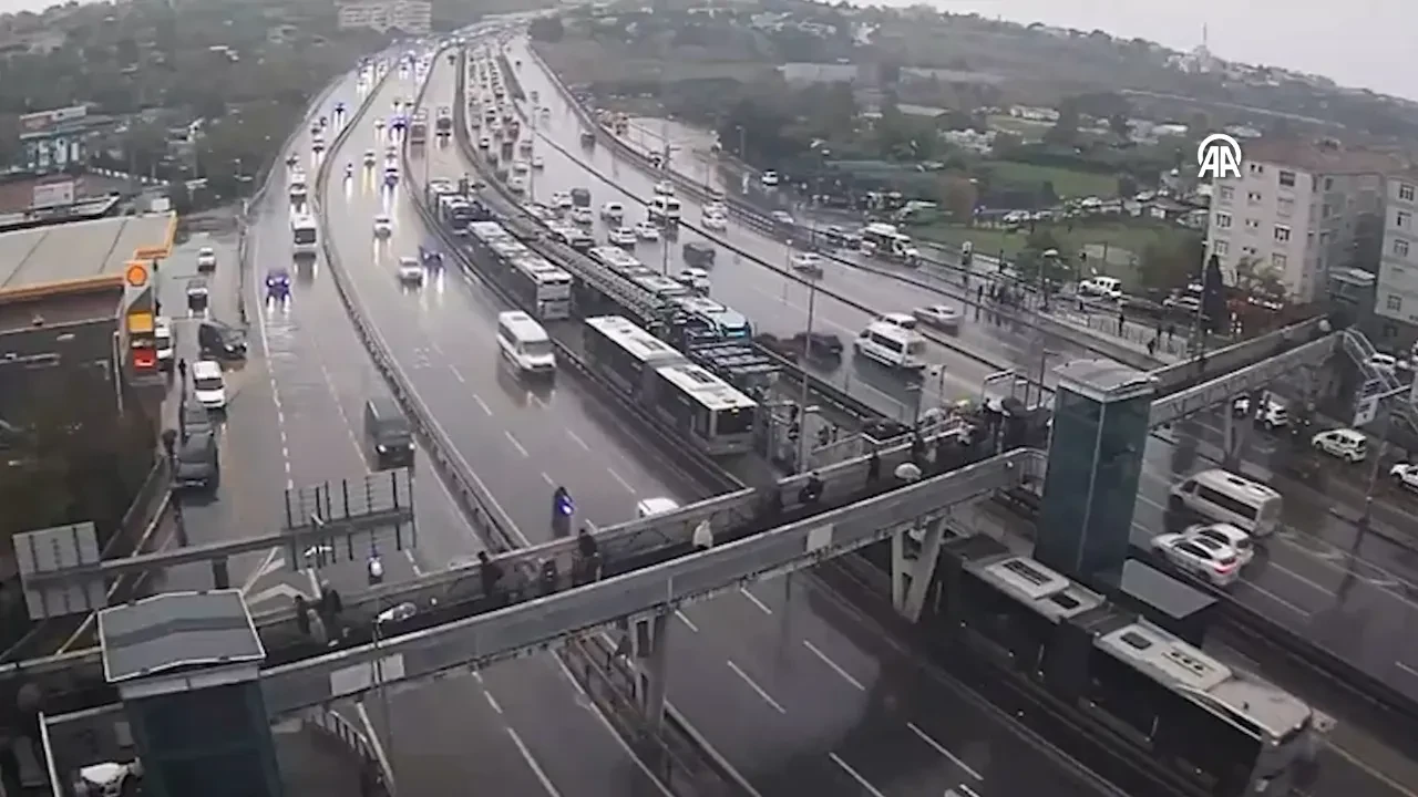 Metrobüs hattı tamamen durdu! İETT'den açıklama geldi