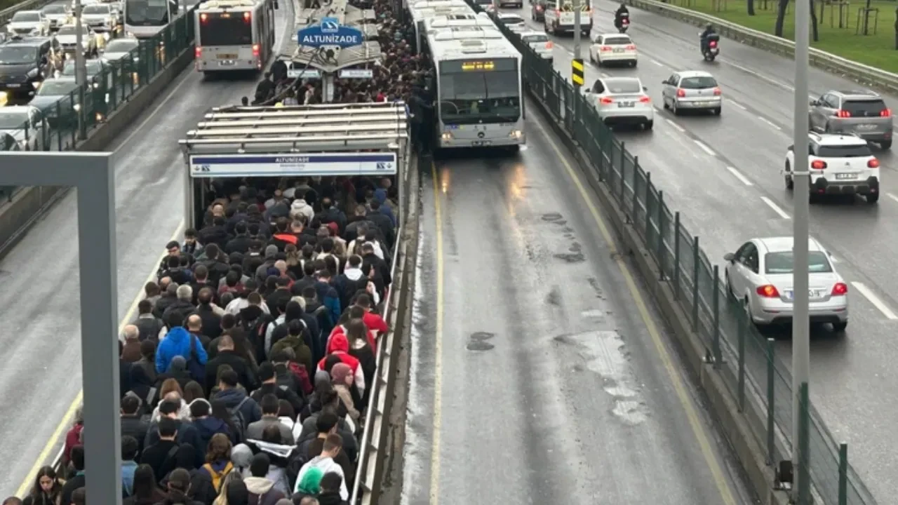 Metrobüste kaza mı oldu, neden gelmiyor son dakika? 11 Kasım İETT metrobüste yaşanan trafik hakkında açıklama yaptı