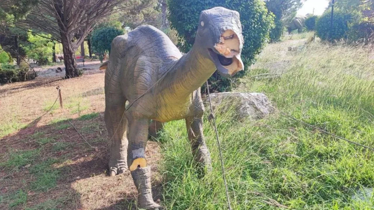Milyonlarca lira harcanmıştı! Dinozorlar çürümeye terk edildi