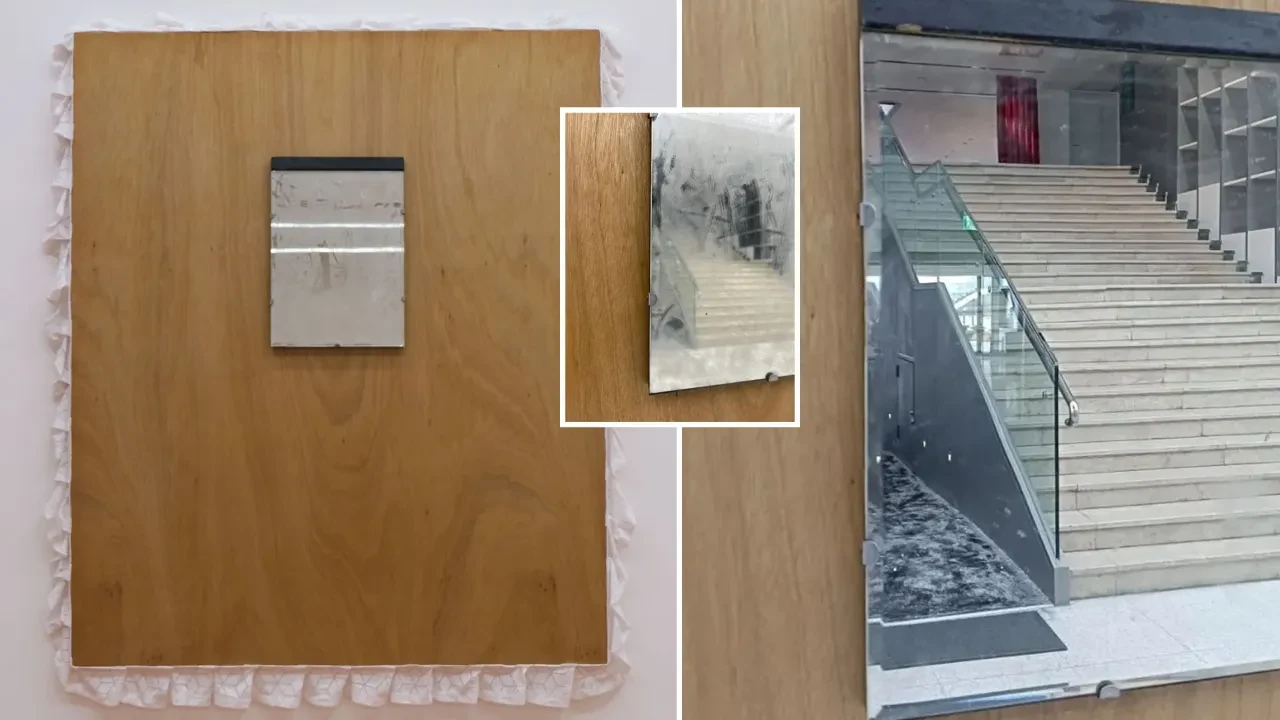 Müzedeki 40 yıllık esere peçete sürdü! 'Kirli Ayna' değerini saniyeler içinde kaybetti