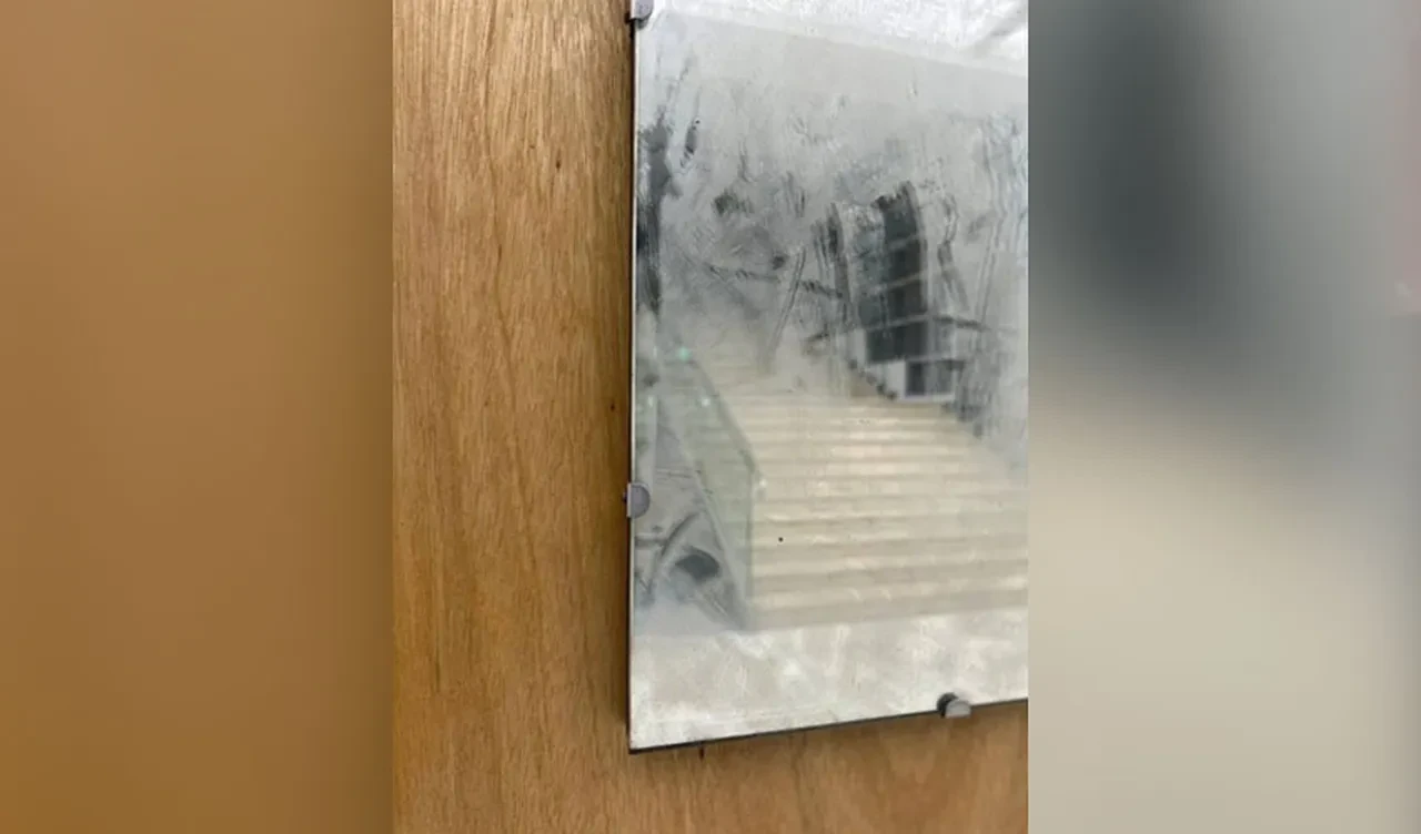 Müzedeki 40 yıllık esere peçete sürdü! 'Kirli Ayna' değerini saniyeler içinde kaybetti
