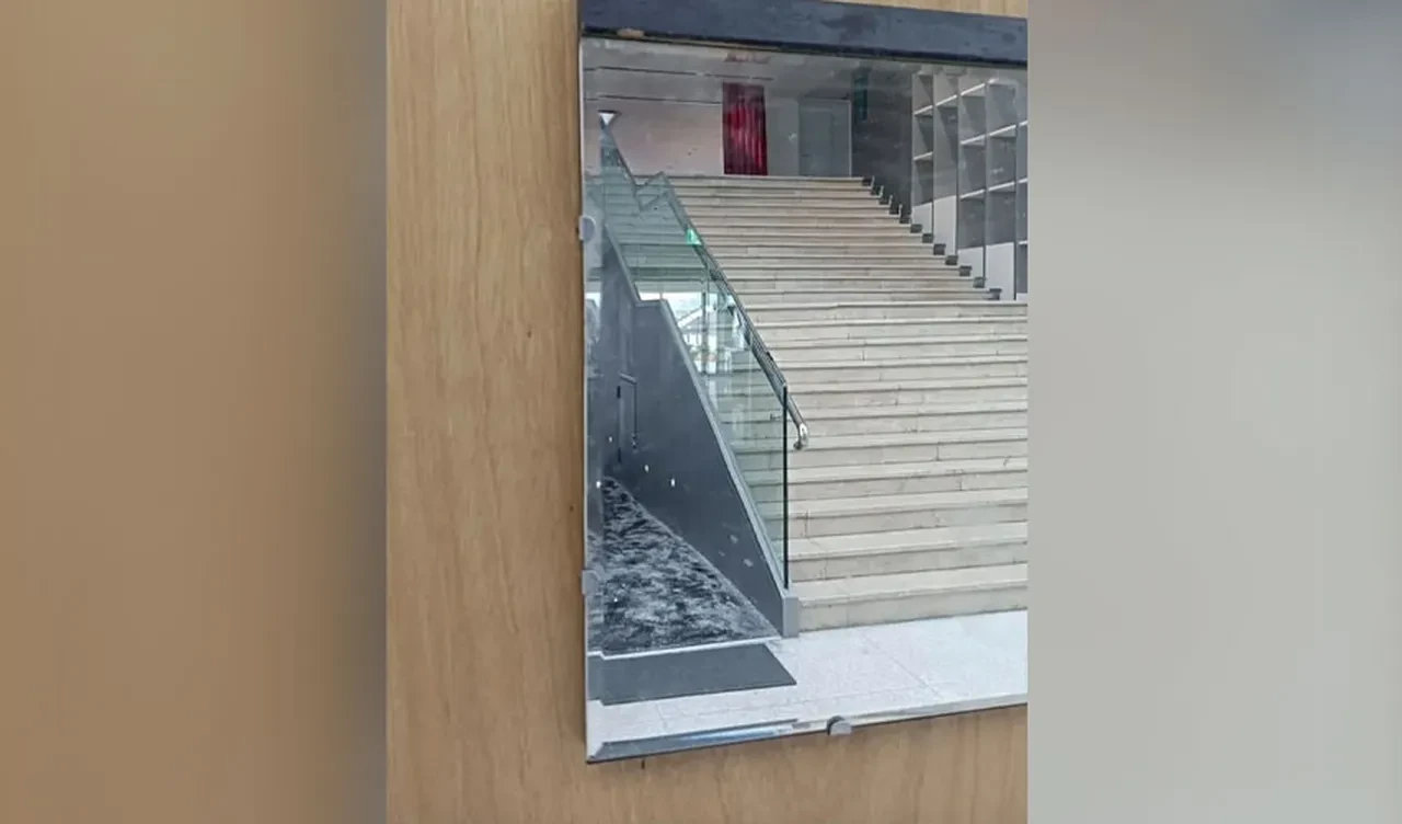 Müzedeki 40 yıllık esere peçete sürdü! 'Kirli Ayna' değerini saniyeler içinde kaybetti