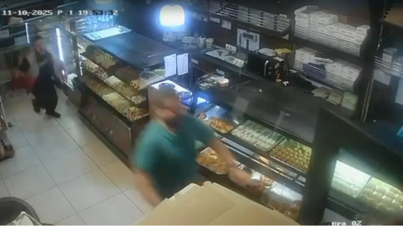 Pastanede dehşet anları: Elinde bıçakla müşterilere saldırdı