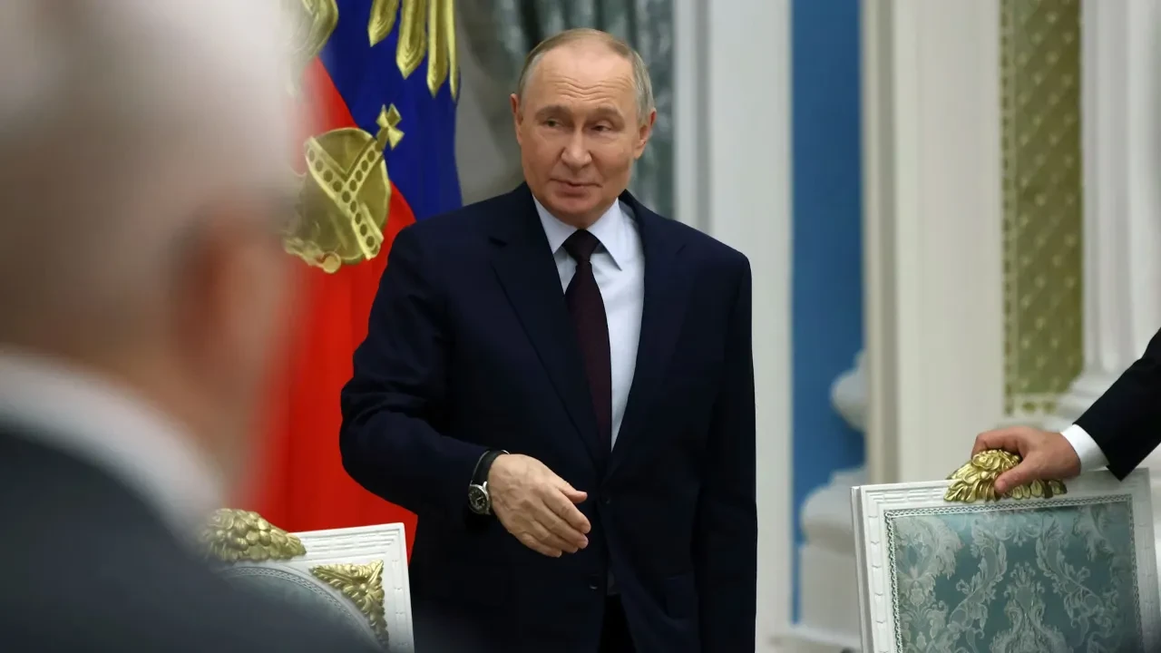 Putin'in eli birçok spekülasyonu doğurdu! İddiaların ardı arkası kesilmedi