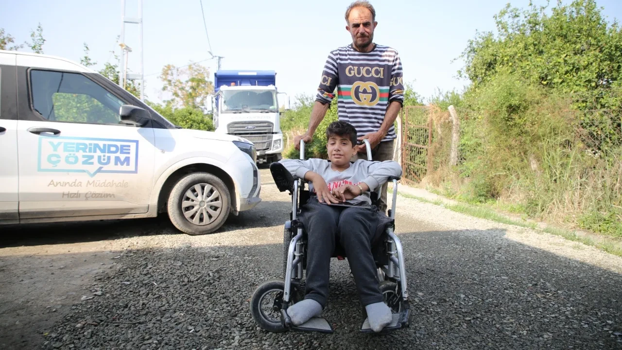 Rahat gezebilsin diye asfalt döktüler! Artık evine gidip gelirken sorun yaşamayacak