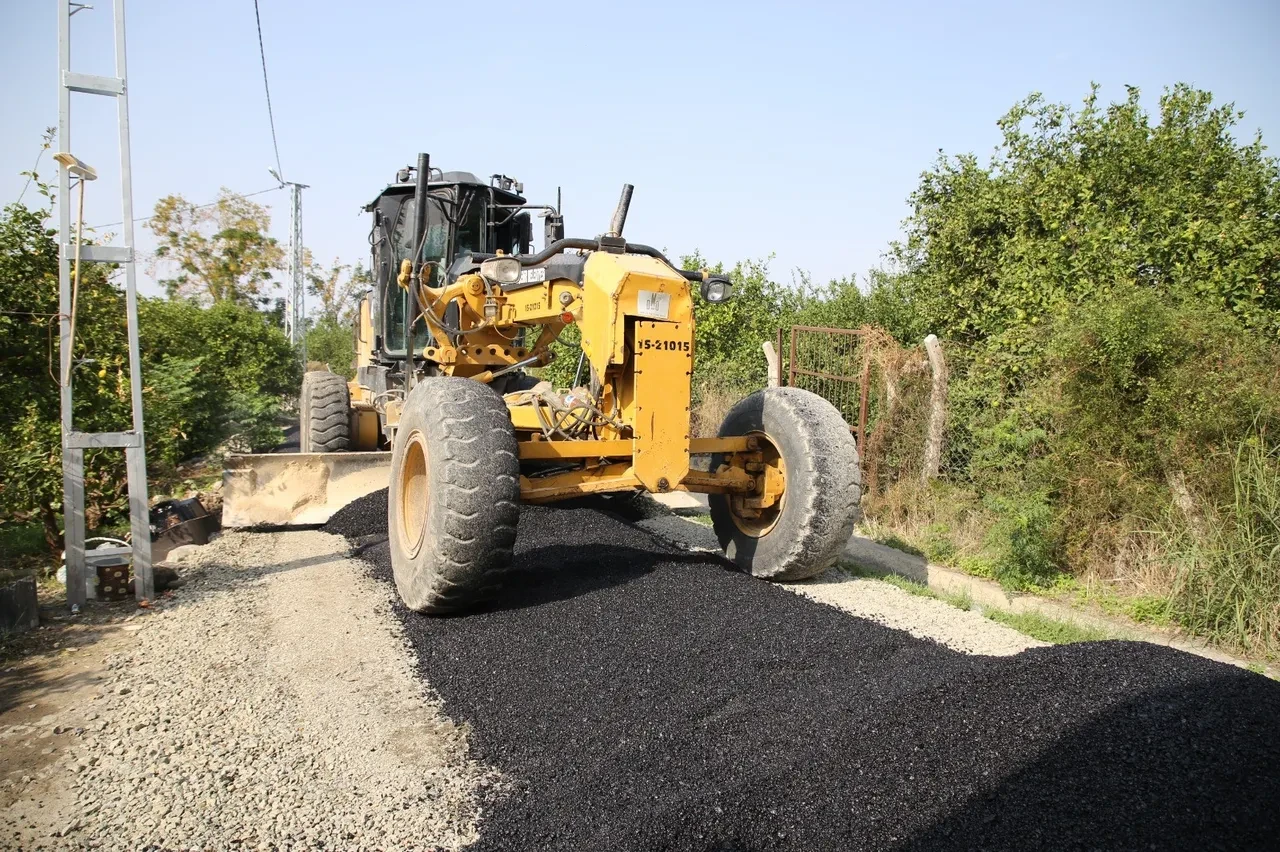 Rahat gezebilsin diye asfalt döktüler! Artık evine gidip gelirken sorun yaşamayacak