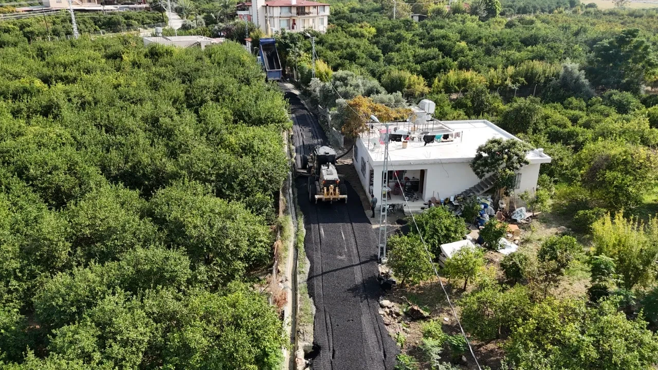 Rahat gezebilsin diye asfalt döktüler! Artık evine gidip gelirken sorun yaşamayacak