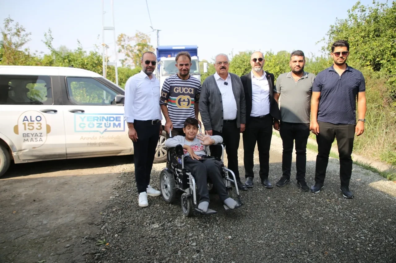 Rahat gezebilsin diye asfalt döktüler! Artık evine gidip gelirken sorun yaşamayacak