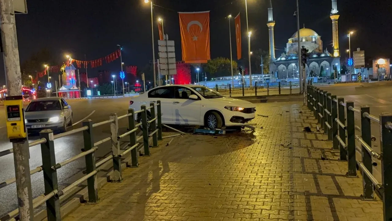 Seyir halindeyken uyuklayan sürücü bariyere girdi! İşte o anlar