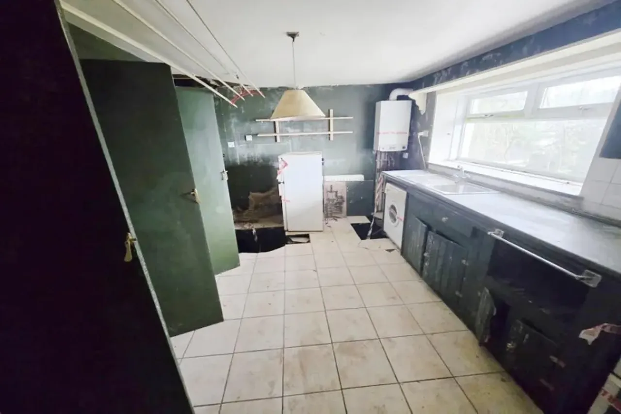 Sıradan bir ev gibi gözüküyor ve emlakçılar duvardaki ürkütücü mesajdan hiç bahsetmiyor! 