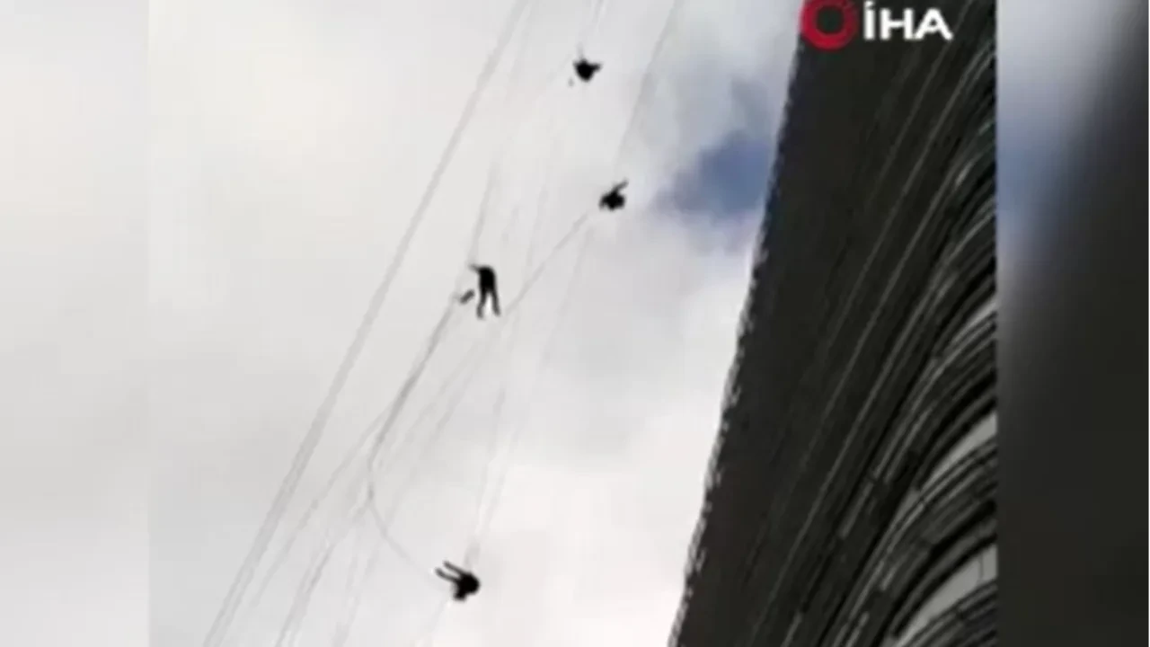Ümraniye'de korku dolu anlar: Gökdelen camlarını temizlerken kuvvetli rüzgara yakalandılar