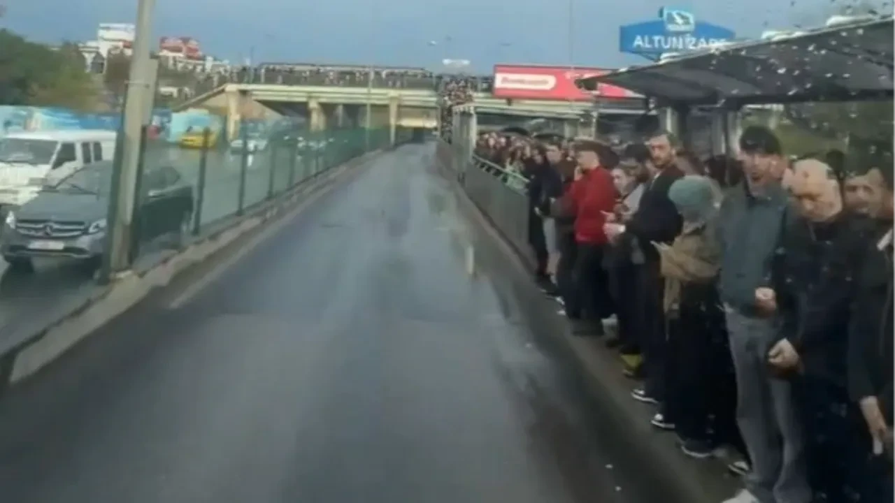 Yağmur altında işe gitmek için beklediler! Metrobüs durağında metrelerce kuyruk oluştu