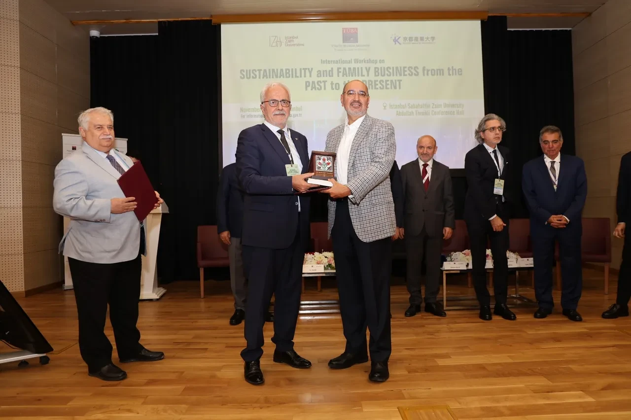 Aile işletmelerinin geleceği İZÜ’de tartışıldı