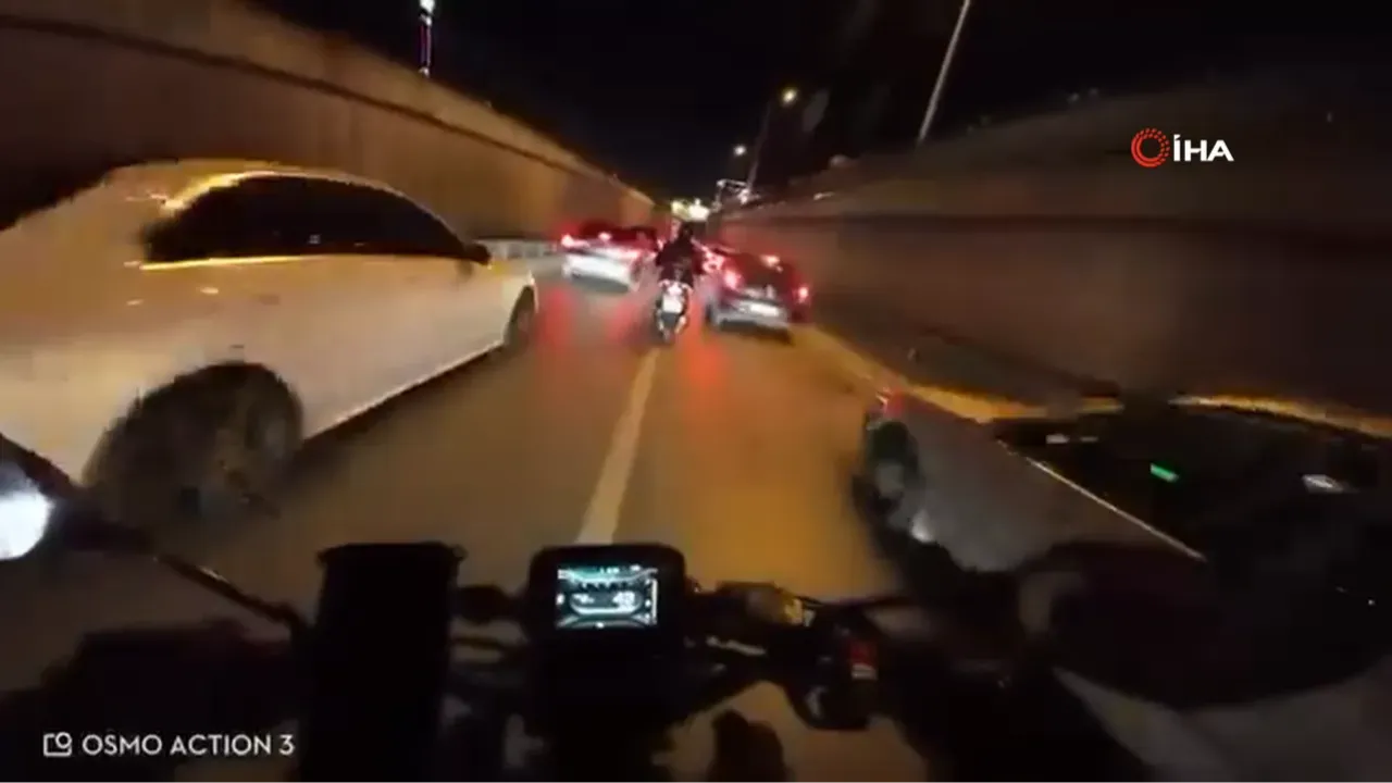 Araçların arasından hızla gitti, kaza kaçınılmaz oldu! O anlar kamerada