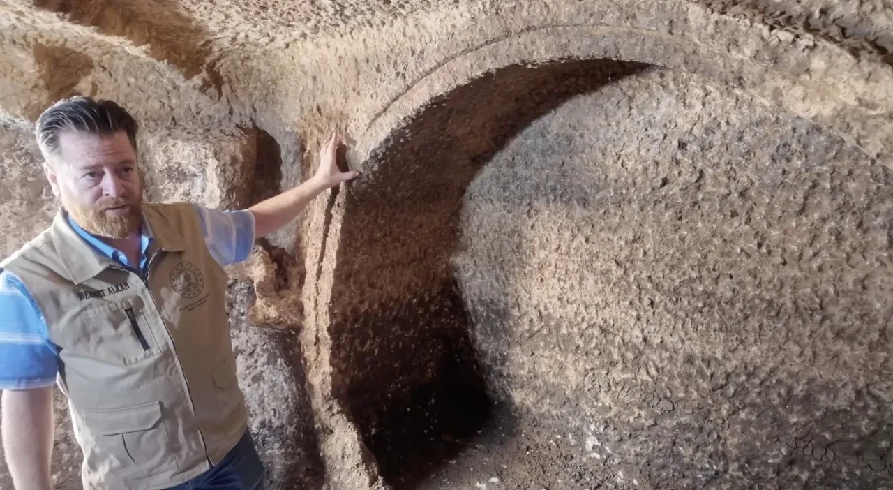 Arkeoloji dünyasını heyecanlandıran keşif! 1800 yıllık oda mezar bulundu