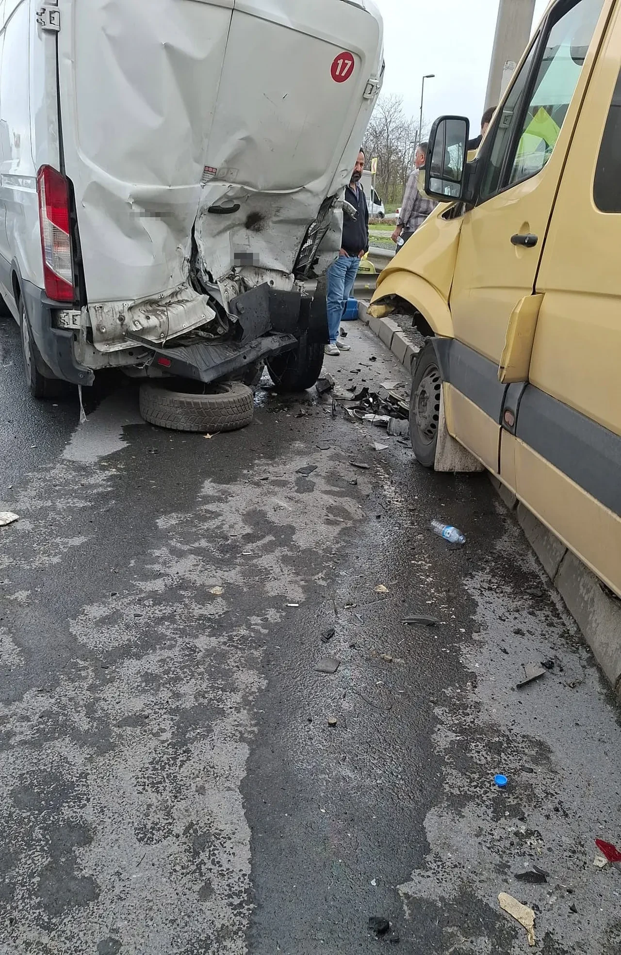 Başakşehir’de yolcu minibüsünün de karıştığı zincirleme kaza meydana geldi! Çok sayıda yaralı var