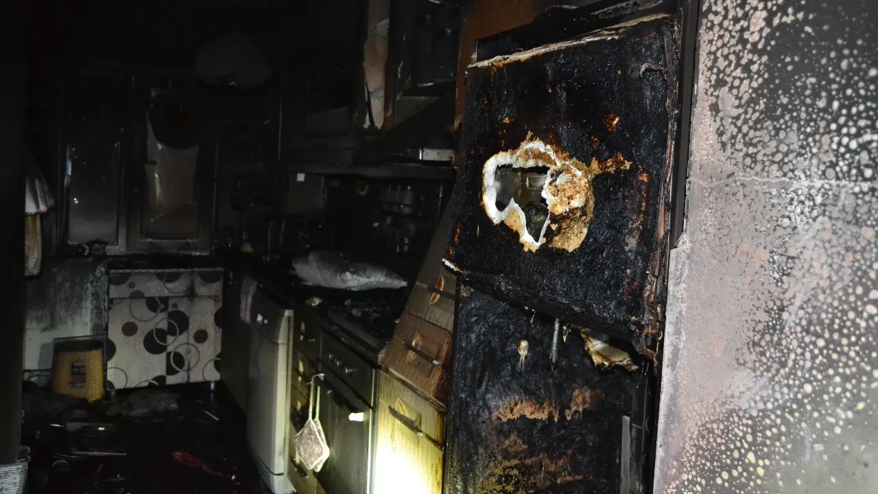 Bu da mı tesadüf? Aynı apartman 5. kez yandı, mahalle halkı isyan etti