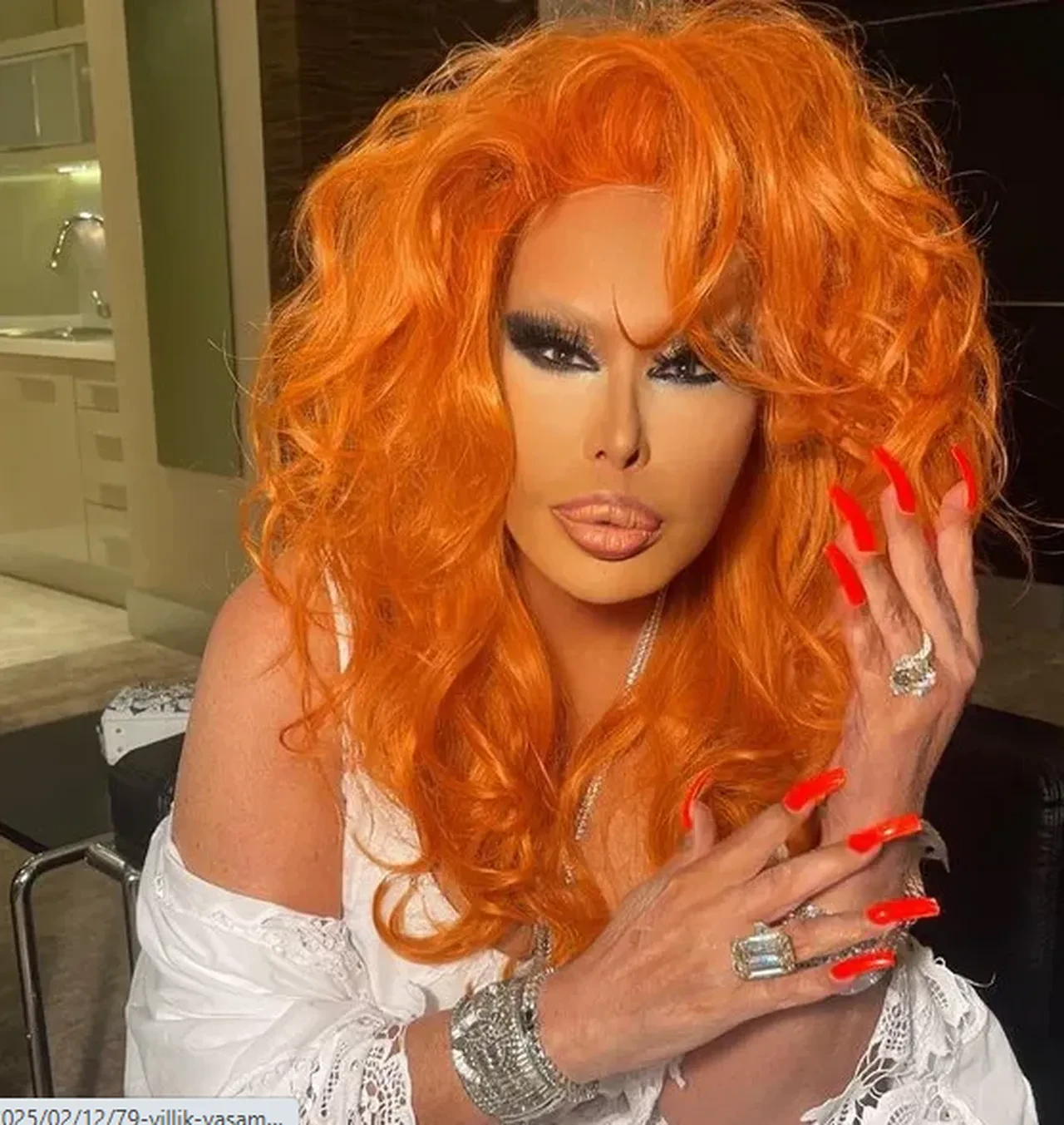 Bülent Ersoy'a özel hizmet! Görevlinin yemek yedirdiği anlar Bahar Candan'ın kamerasına takıldı