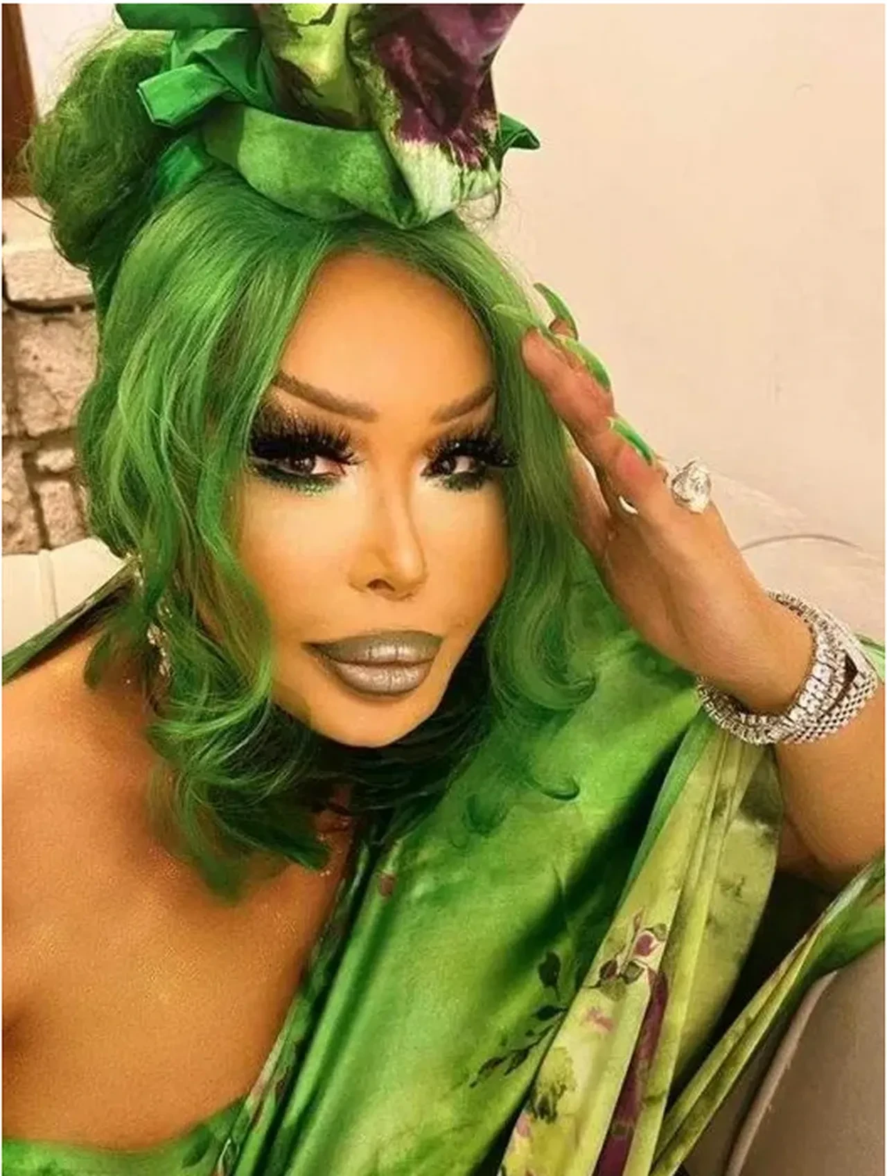 Bülent Ersoy'a özel hizmet! Görevlinin yemek yedirdiği anlar Bahar Candan'ın kamerasına takıldı