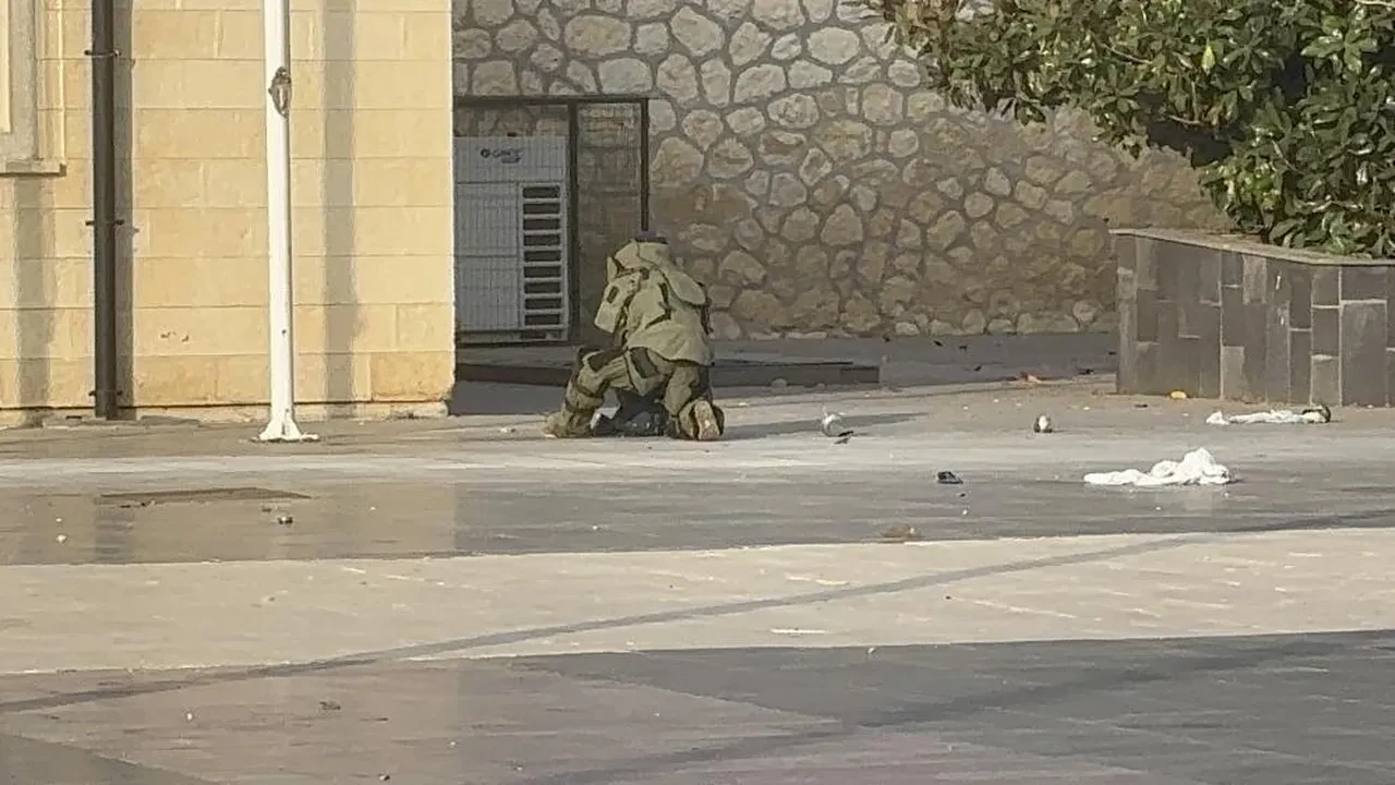 Garda şüpheli çanta paniği! Büyük bir gürültüyle patlatıldı 