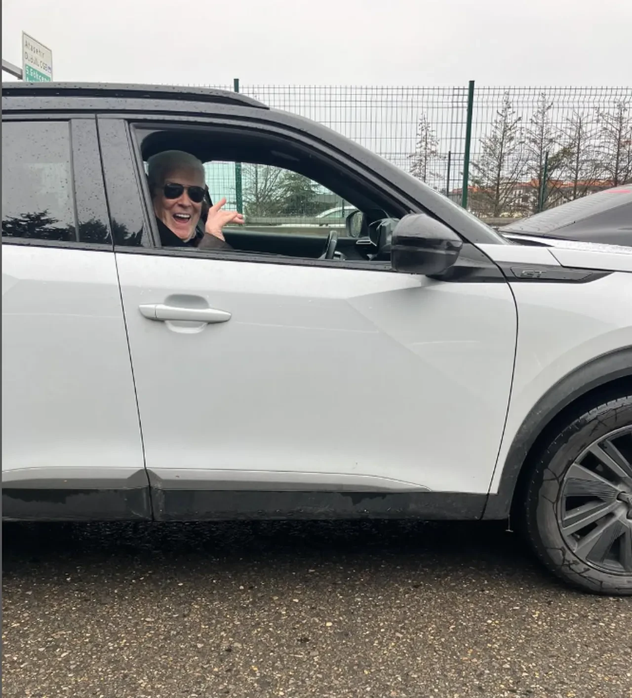 Gül Sunal trafikte İzzet Günay ile karşılaştı1 Duygusal diyaloğa yorum yağdı 