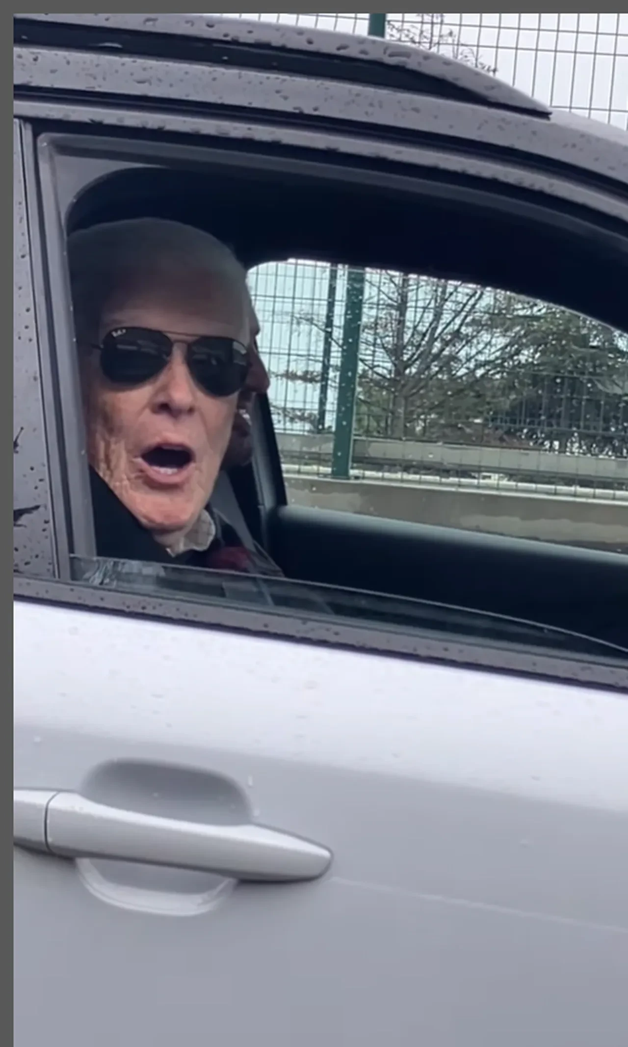 Gül Sunal trafikte İzzet Günay ile karşılaştı1 Duygusal diyaloğa yorum yağdı 