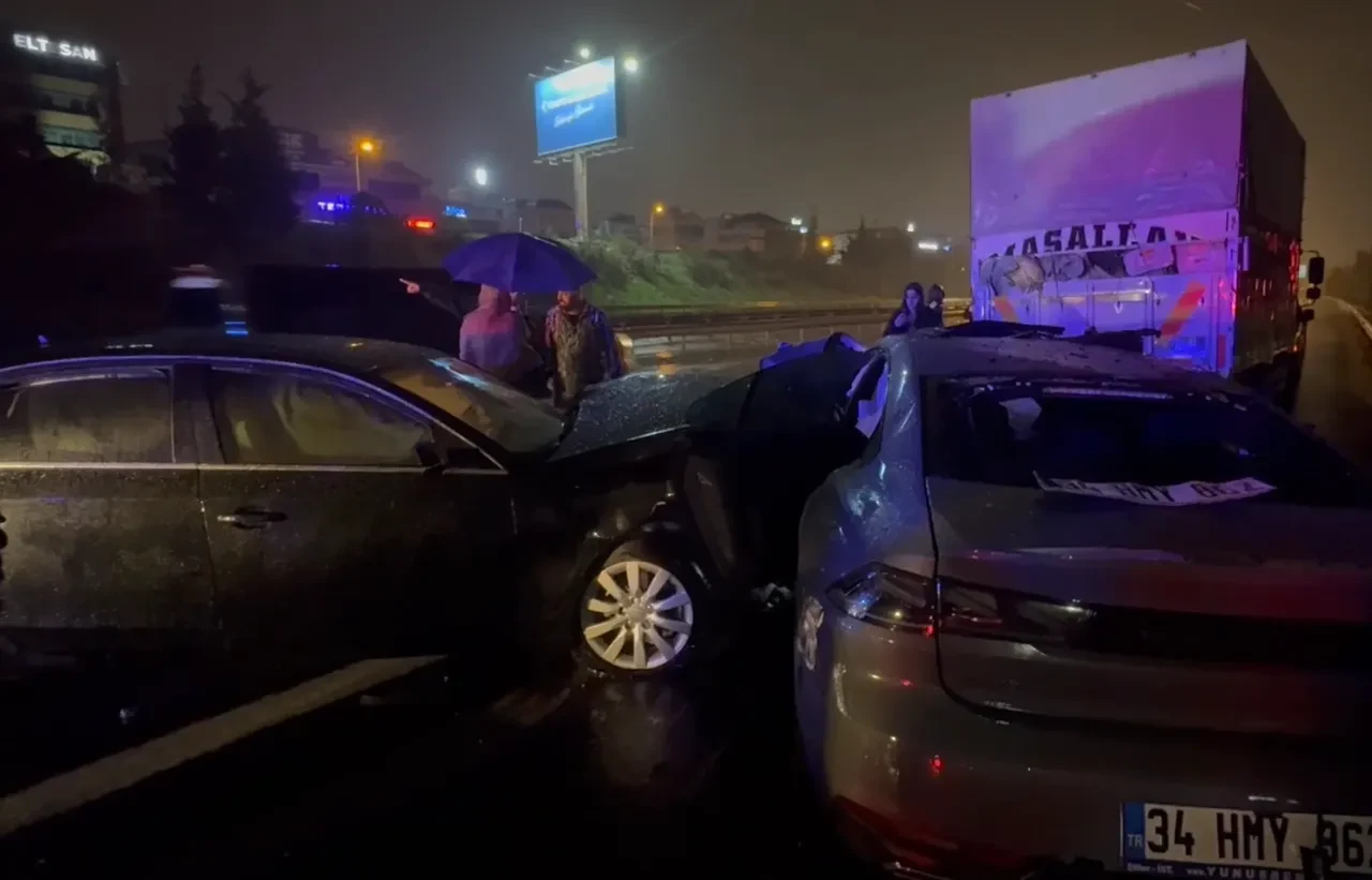 İstanbul Ataşehir'de zincirleme kaza: 2'si ağır 6 yaralı