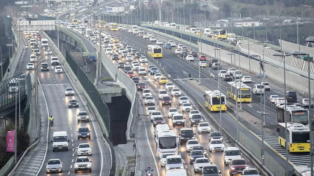 İstanbul'da sağanak trafiği kilitledi! 