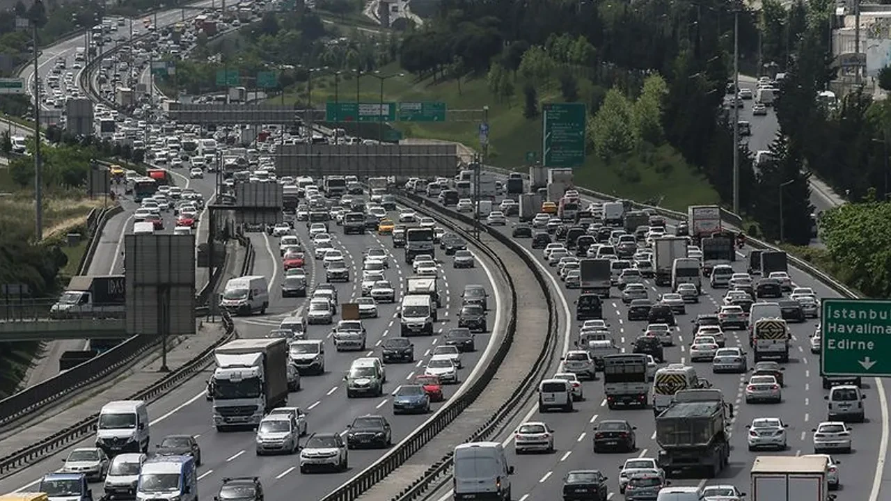 İstanbul'da sağanak trafiği kilitledi! 